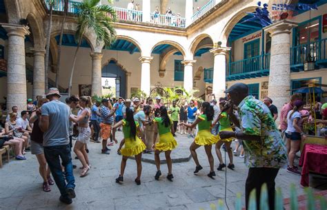 A Festa de Natal de Natalia: Ritmos Caribenhos, Alegria e Uma Pitada de Mistério!