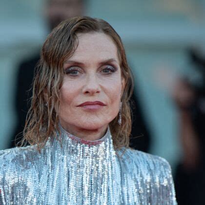 Gala da Glamour com Isabelle Huppert: Uma Noite Memorável no Coração de Paris!